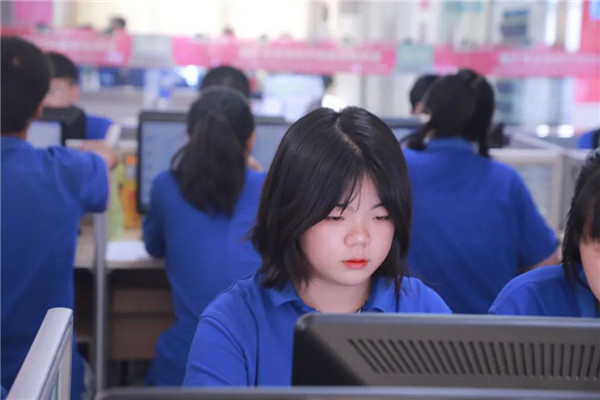 �@�ɂ����I��̫�m�ϳ���Ů���x�ˣ�