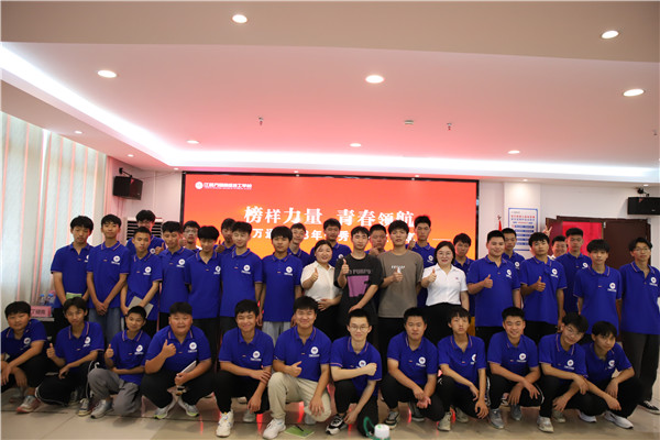 兩位學(xué)長重返母校,聽聽他們跟學(xué)弟們分享說了啥~