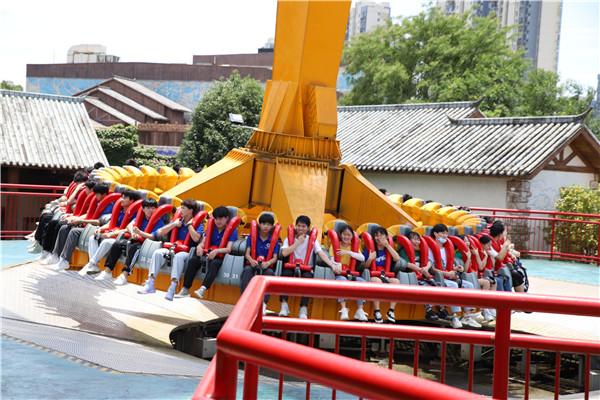 過山車、大擺錘、空中飛椅...江西萬通夏令營真的很嗨!
