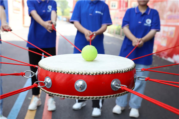 同學,來體驗萬通學子顛球的快樂嘛?