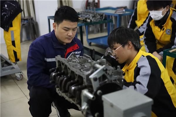 晚間集訓 | 江西萬通緊鑼密鼓備戰“匠心筑夢”技能大賽